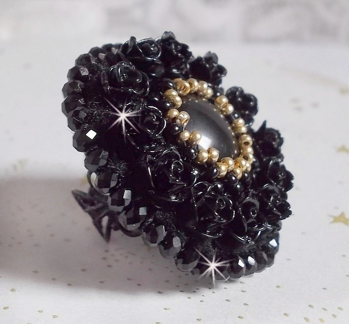 Cleopatra-ring brodert med svart onyx, svarte harpiksroser og frøperler