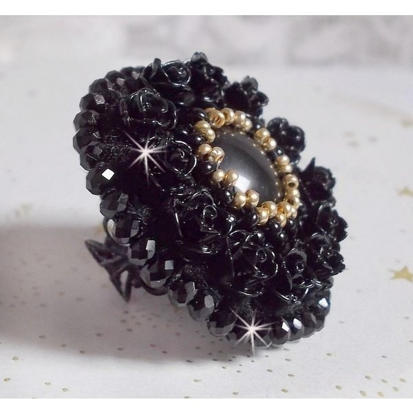 Cleopatra-ring brodert med svart onyx, svarte harpiksroser og fr&oslash;perler