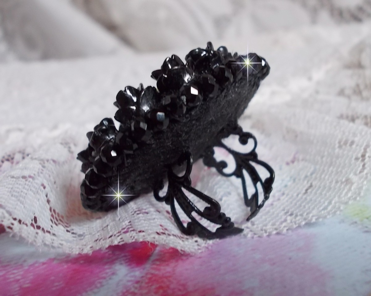 Cleopatra-ring brodert med svart onyx, svarte harpiksroser og frøperler