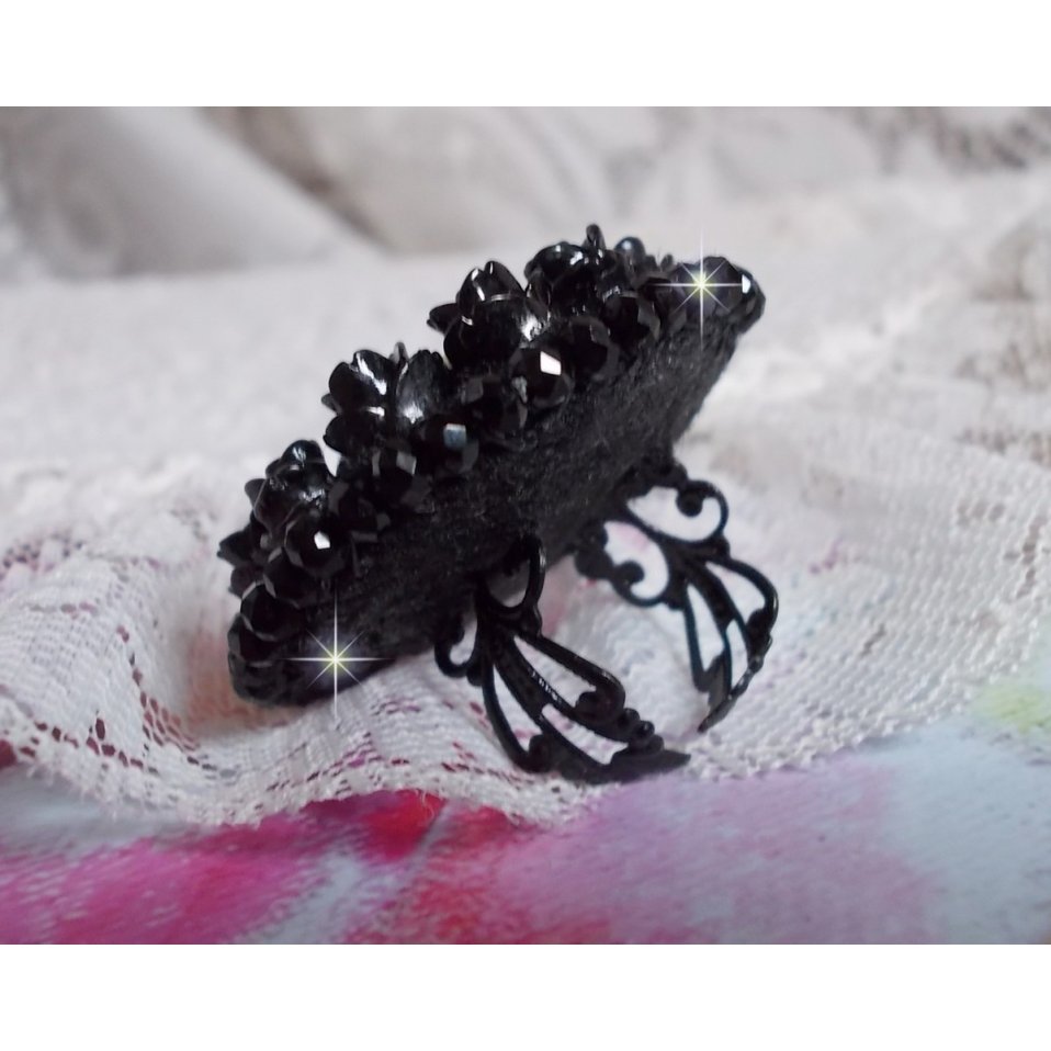 Cleopatra-ring brodert med svart onyx, svarte harpiksroser og frøperler