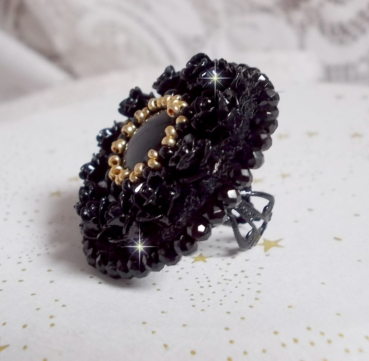 Cleopatra-ring brodert med svart onyx, svarte harpiksroser og frøperler