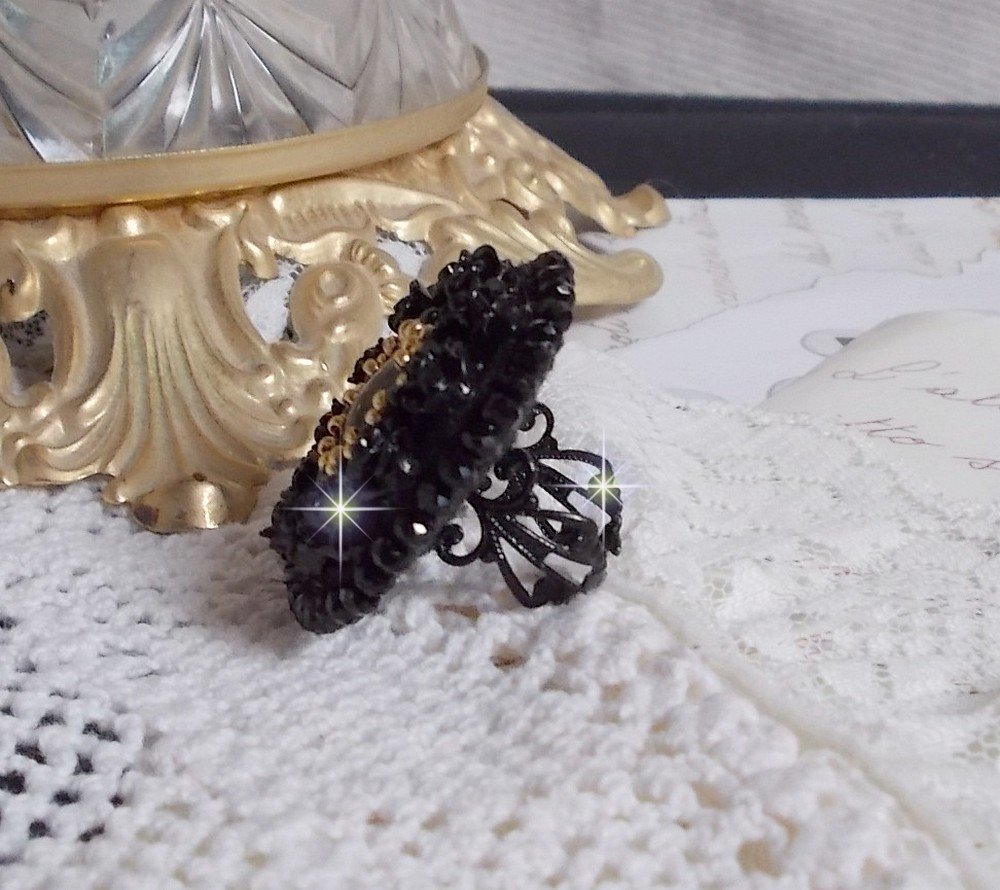 Cleopatra-ring brodert med svart onyx, svarte harpiksroser og frøperler