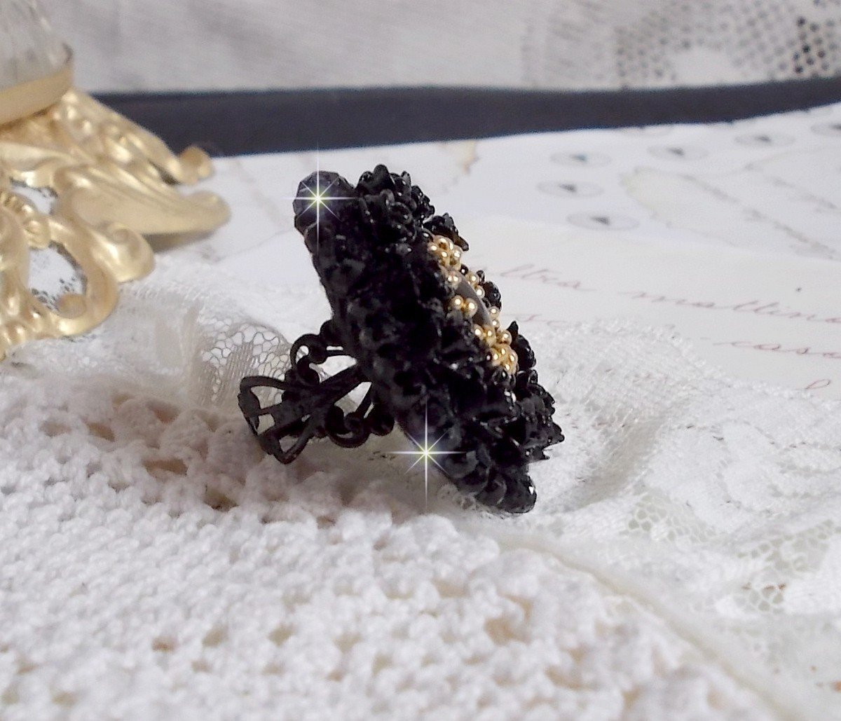 Cleopatra-ring brodert med svart onyx, svarte harpiksroser og frøperler
