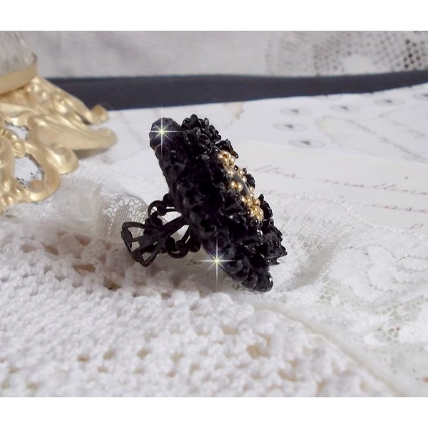 Cleopatra-ring brodert med svart onyx, svarte harpiksroser og fr&oslash;perler