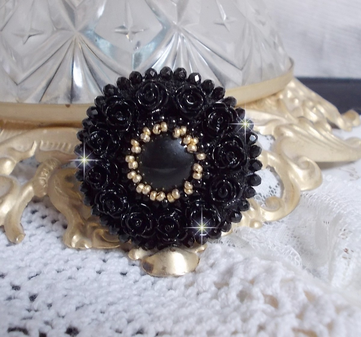 Cleopatra-ring brodert med svart onyx, svarte harpiksroser og frøperler