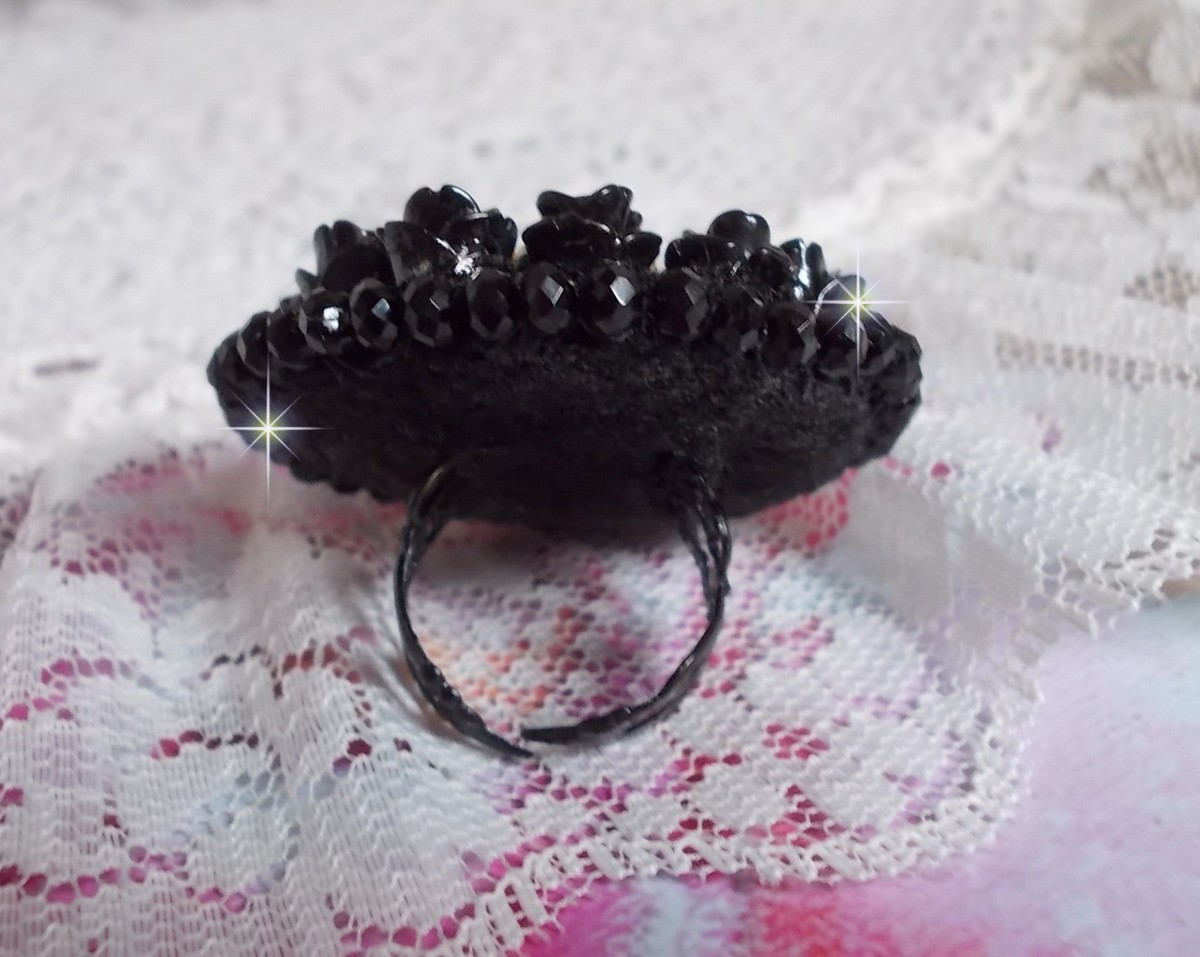 Cleopatra-ring brodert med svart onyx, svarte harpiksroser og frøperler