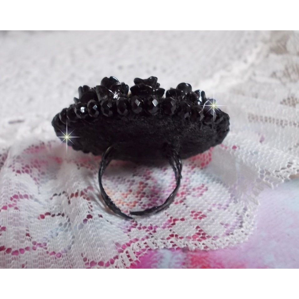 Cleopatra-ring brodert med svart onyx, svarte harpiksroser og frøperler