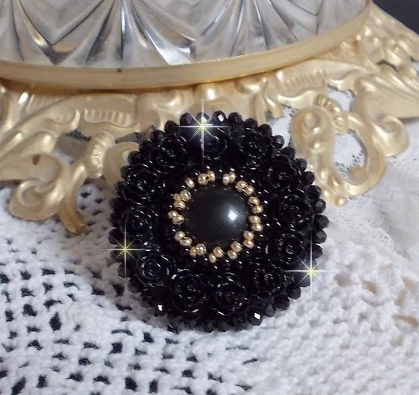 Cleopatra-ring brodert med svart onyx, svarte harpiksroser og frøperler