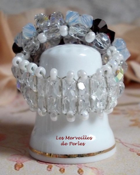 Granat og hvit ring med Swarovski krystallfasetter og spinnere