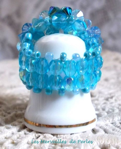 Himmelsk ring med fasetter, perler og krystallspinnere