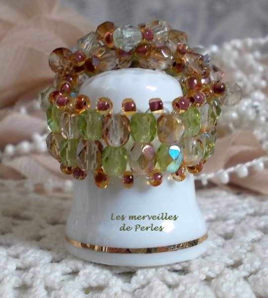 Veronese ring med fasetter, snurretopper og en Swarovski-krystallskyttelbuss