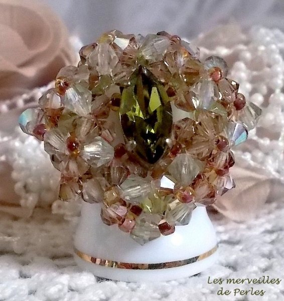 Veronese ring med fasetter, snurretopper og en Swarovski-krystallskyttelbuss
