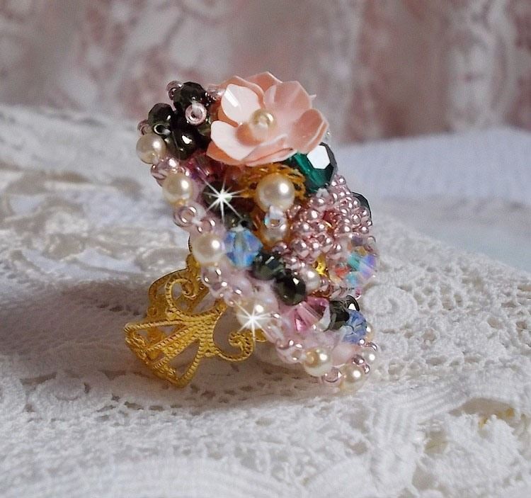 Bohemsk ring brodert med Swarovski-krystaller, fasetter og Miyuki-perler