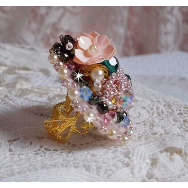 Bohemsk ring brodert med Swarovski-krystaller, fasetter og Miyuki-perler