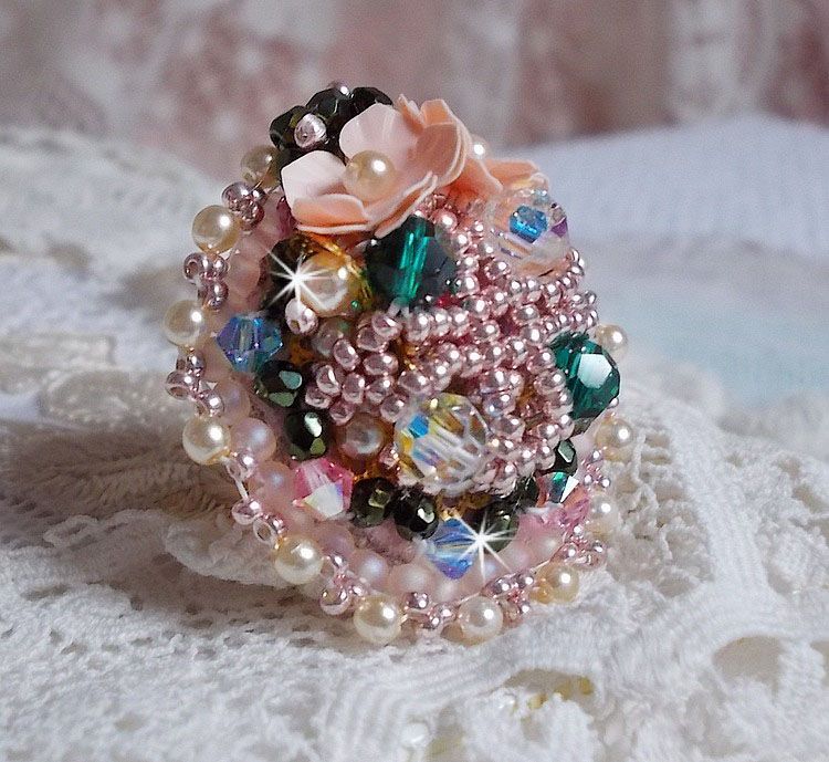 Bohemsk ring brodert med Swarovski-krystaller, fasetter og Miyuki-perler