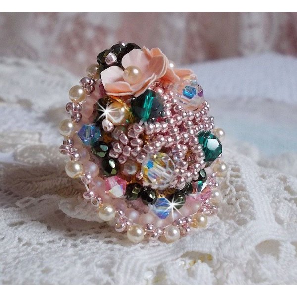 Bohemsk ring brodert med Swarovski-krystaller, fasetter og Miyuki-perler