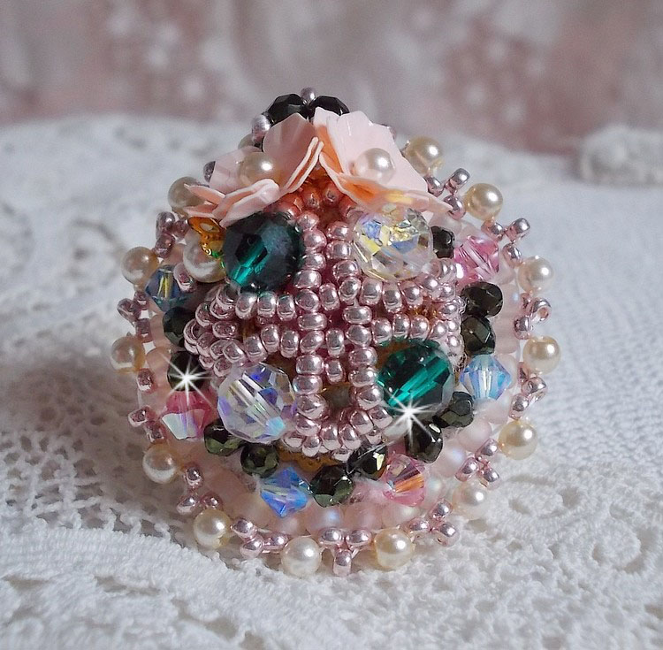 Bohemsk ring brodert med Swarovski-krystaller, fasetter og Miyuki-perler
