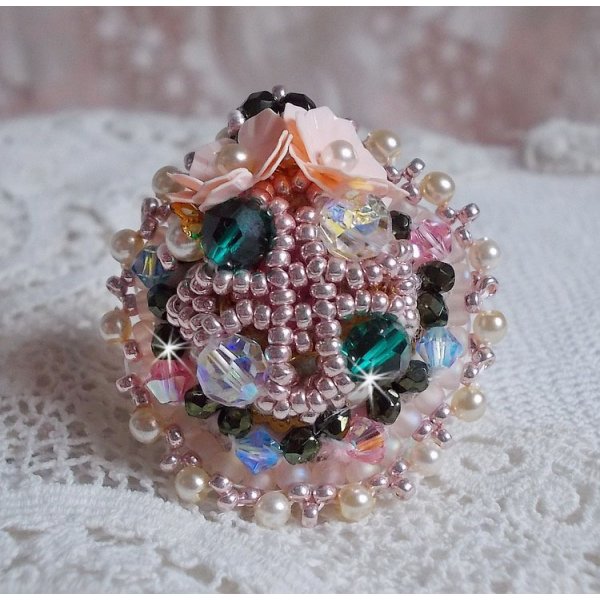 Bohemsk ring brodert med Swarovski-krystaller, fasetter og Miyuki-perler