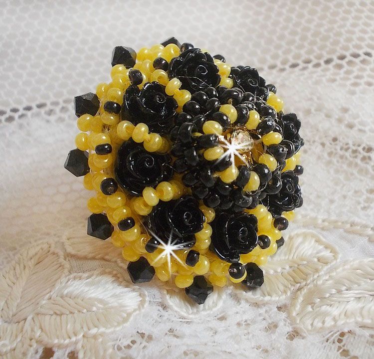 Dorine ring brodert med svarte rose cabochons, en Crystal bezel og Jet og Yellow seed perler