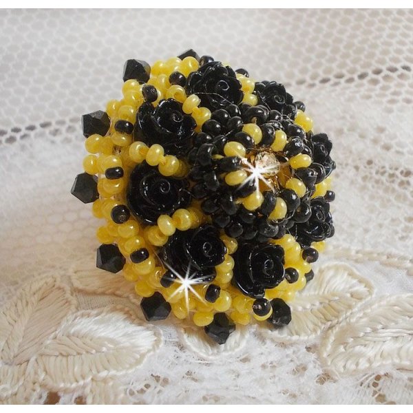 Dorine ring brodert med svarte rose cabochons, en Crystal bezel og Jet og Yellow seed perler