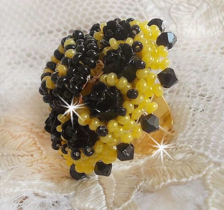 Dorine ring brodert med svarte rose cabochons, en Crystal bezel og Jet og Yellow seed perler
