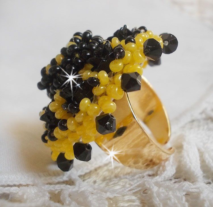 Dorine ring brodert med svarte rose cabochons, en Crystal bezel og Jet og Yellow seed perler