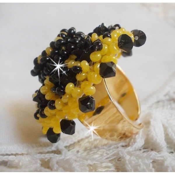 Dorine ring brodert med svarte rose cabochons, en Crystal bezel og Jet og Yellow seed perler