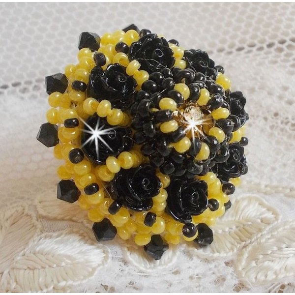 Dorine ring brodert med svarte rose cabochons, en Crystal bezel og Jet og Yellow seed perler