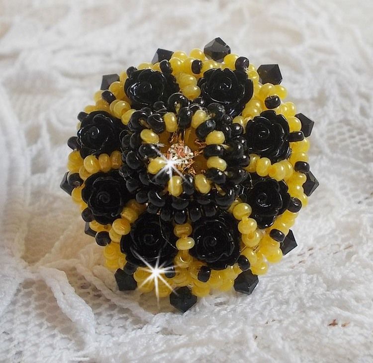 Dorine ring brodert med svarte rose cabochons, en Crystal bezel og Jet og Yellow seed perler
