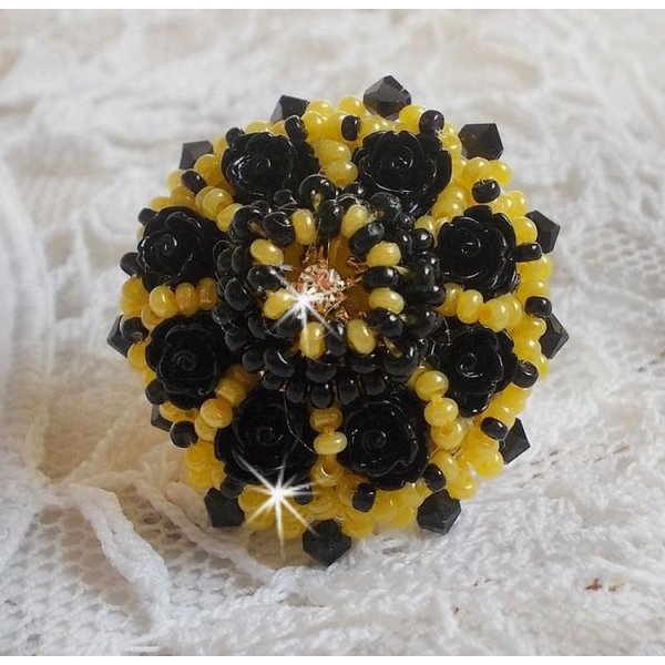 Dorine ring brodert med svarte rose cabochons, en Crystal bezel og Jet og Yellow seed perler
