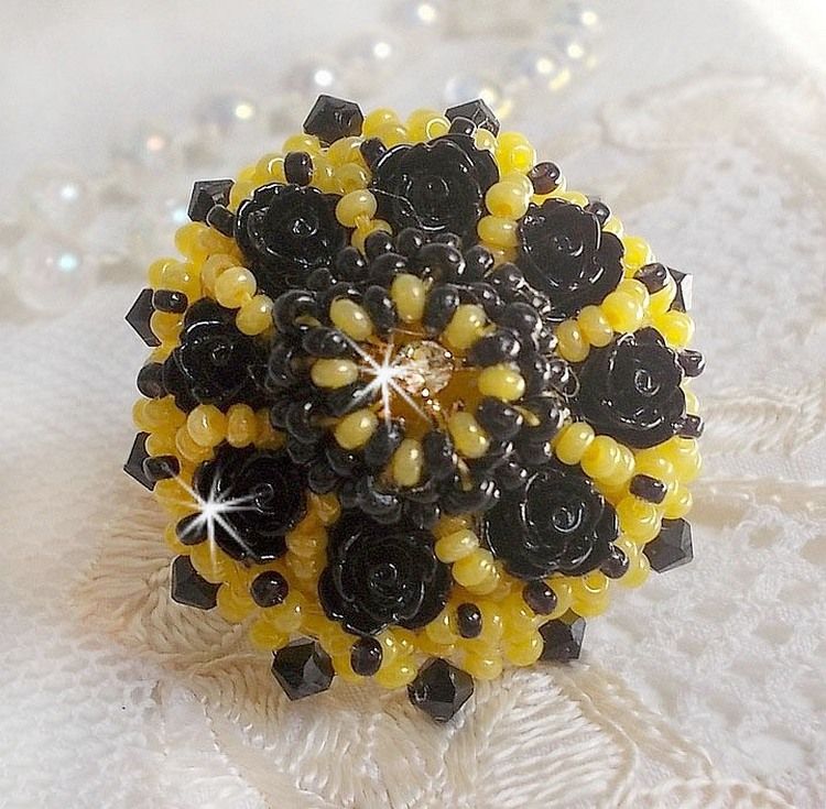Dorine ring brodert med svarte rose cabochons, en Crystal bezel og Jet og Yellow seed perler