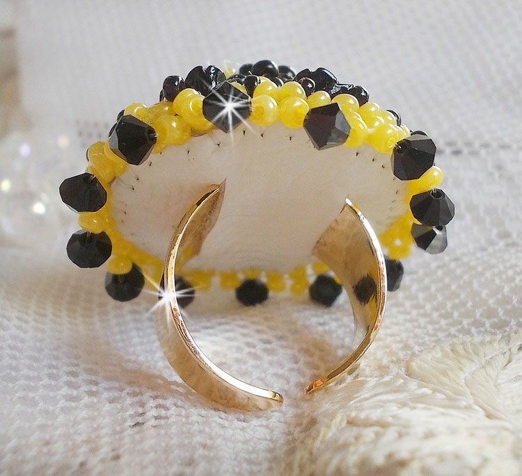 Dorine ring brodert med svarte rose cabochons, en Crystal bezel og Jet og Yellow seed perler
