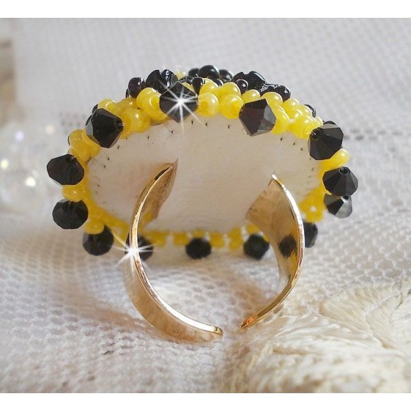 Dorine ring brodert med svarte rose cabochons, en Crystal bezel og Jet og Yellow seed perler