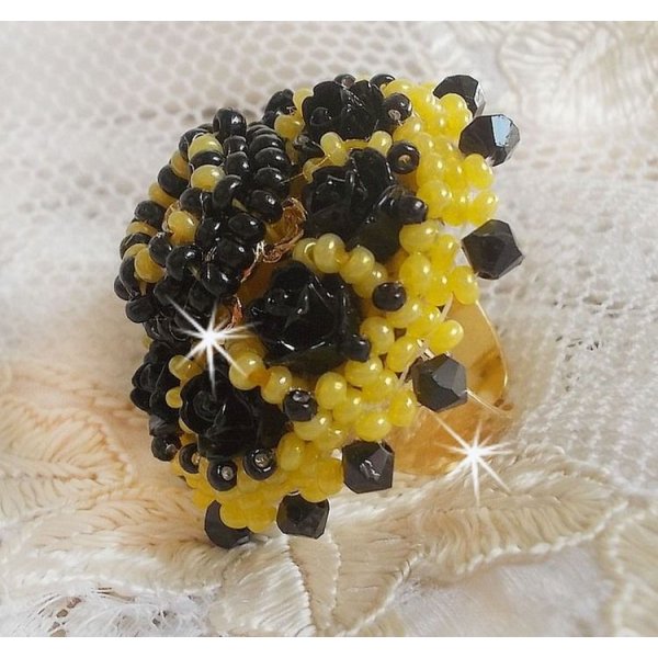 Dorine ring brodert med svarte rose cabochons, en Crystal bezel og Jet og Yellow seed perler