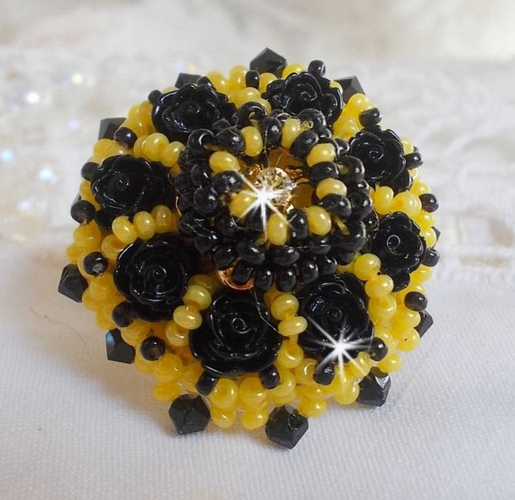 Dorine ring brodert med svarte rose cabochons, en Crystal bezel og Jet og Yellow seed perler