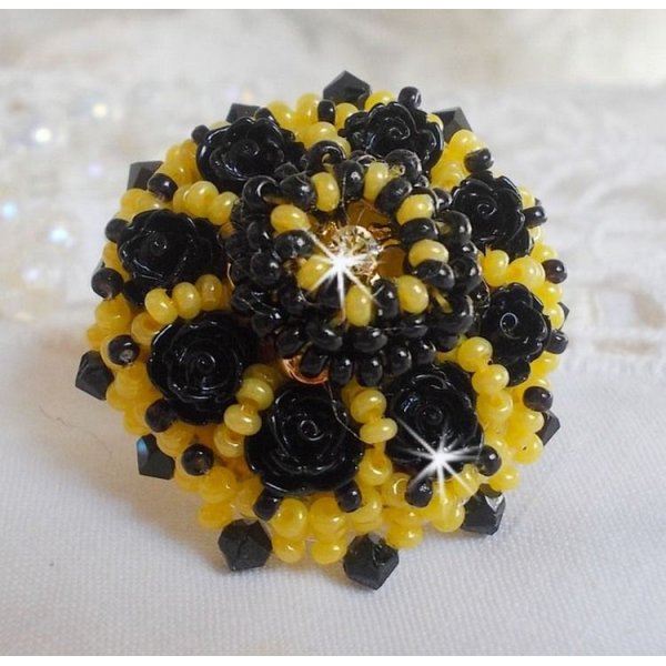 Dorine ring brodert med svarte rose cabochons, en Crystal bezel og Jet og Yellow seed perler
