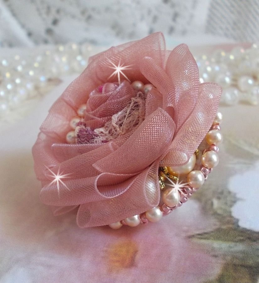 Douceur Poudrée Haute-Couture-ring laget med veldig fine blonder, Old Rose Antique Organza-bånd, Swarovski-krystaller og Miyuki frøperler.