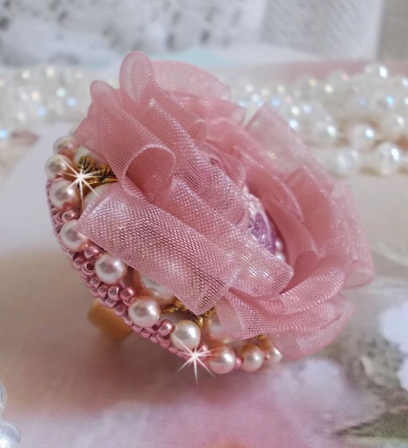 Douceur Poudrée Haute-Couture-ring laget med veldig fine blonder, Old Rose Antique Organza-bånd, Swarovski-krystaller og Miyuki frøperler.