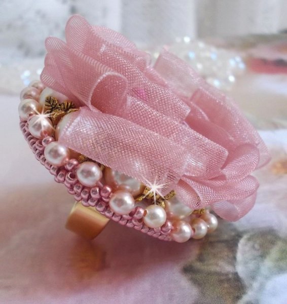 Douceur Poudr&eacute;e Haute-Couture-ring laget med veldig fine blonder, Old Rose Antique Organza-b&aring;nd, Swarovski-krystaller og Miyuki fr&oslash;perler.