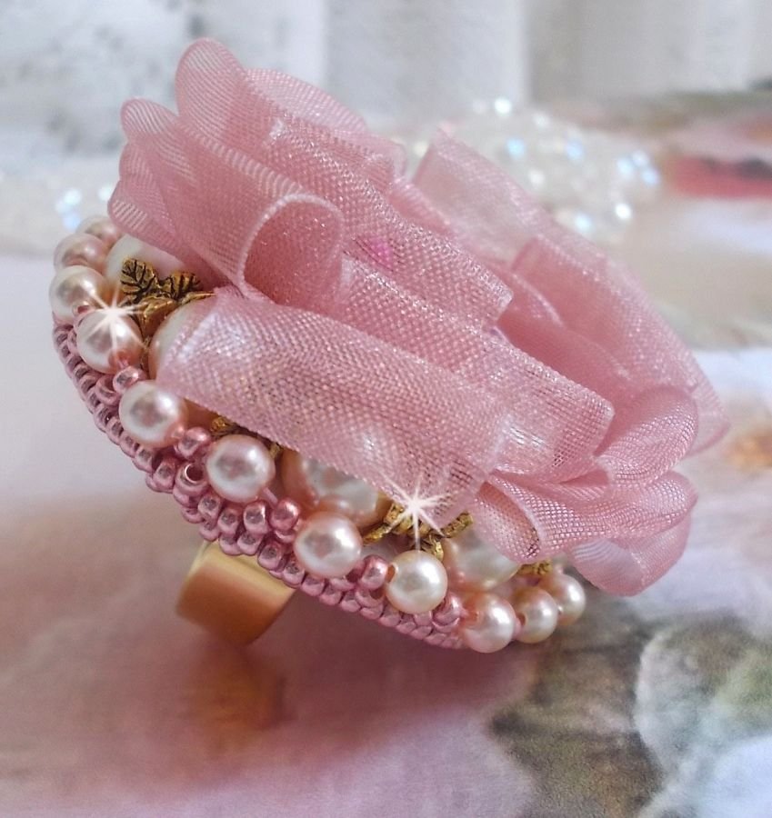 Douceur Poudrée Haute-Couture-ring laget med veldig fine blonder, Old Rose Antique Organza-bånd, Swarovski-krystaller og Miyuki frøperler.
