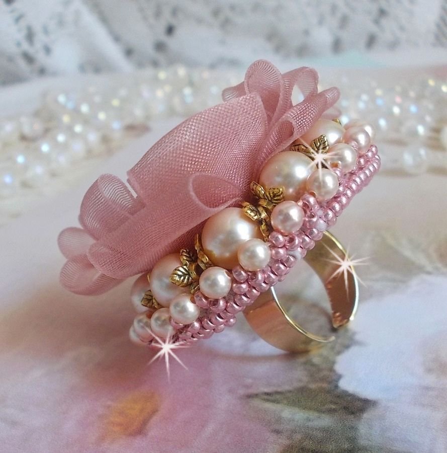 Douceur Poudrée Haute-Couture-ring laget med veldig fine blonder, Old Rose Antique Organza-bånd, Swarovski-krystaller og Miyuki frøperler.