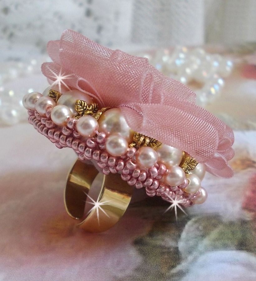 Douceur Poudrée Haute-Couture-ring laget med veldig fine blonder, Old Rose Antique Organza-bånd, Swarovski-krystaller og Miyuki frøperler.