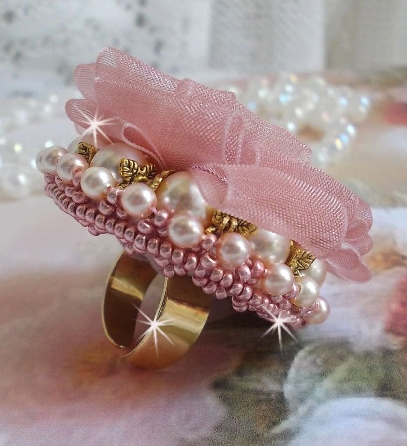 Douceur Poudrée Haute-Couture-ring laget med veldig fine blonder, Old Rose Antique Organza-bånd, Swarovski-krystaller og Miyuki frøperler.