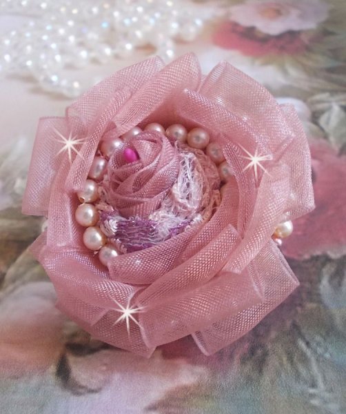Douceur Poudr&eacute;e Haute-Couture-ring laget med veldig fine blonder, Old Rose Antique Organza-b&aring;nd, Swarovski-krystaller og Miyuki fr&oslash;perler.