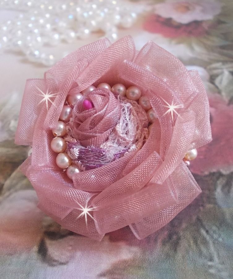 Douceur Poudrée Haute-Couture-ring laget med veldig fine blonder, Old Rose Antique Organza-bånd, Swarovski-krystaller og Miyuki frøperler.