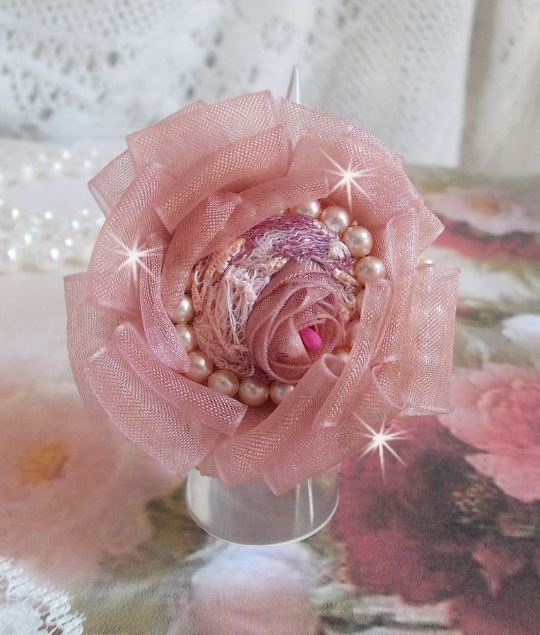 Douceur Poudrée Haute-Couture-ring laget med veldig fine blonder, Old Rose Antique Organza-bånd, Swarovski-krystaller og Miyuki frøperler.