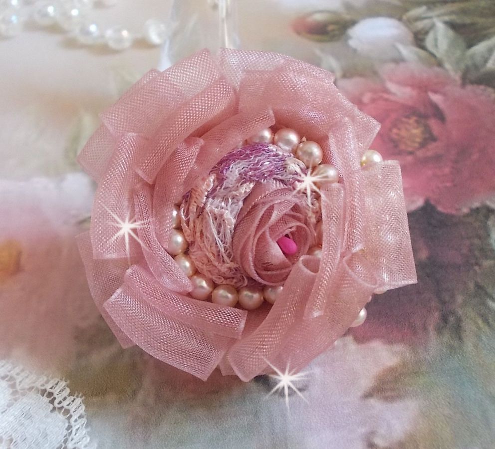 Douceur Poudrée Haute-Couture-ring laget med veldig fine blonder, Old Rose Antique Organza-bånd, Swarovski-krystaller og Miyuki frøperler.
