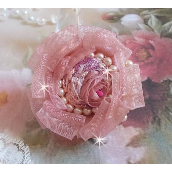Douceur Poudr&eacute;e Haute-Couture-ring laget med veldig fine blonder, Old Rose Antique Organza-b&aring;nd, Swarovski-krystaller og Miyuki fr&oslash;perler.