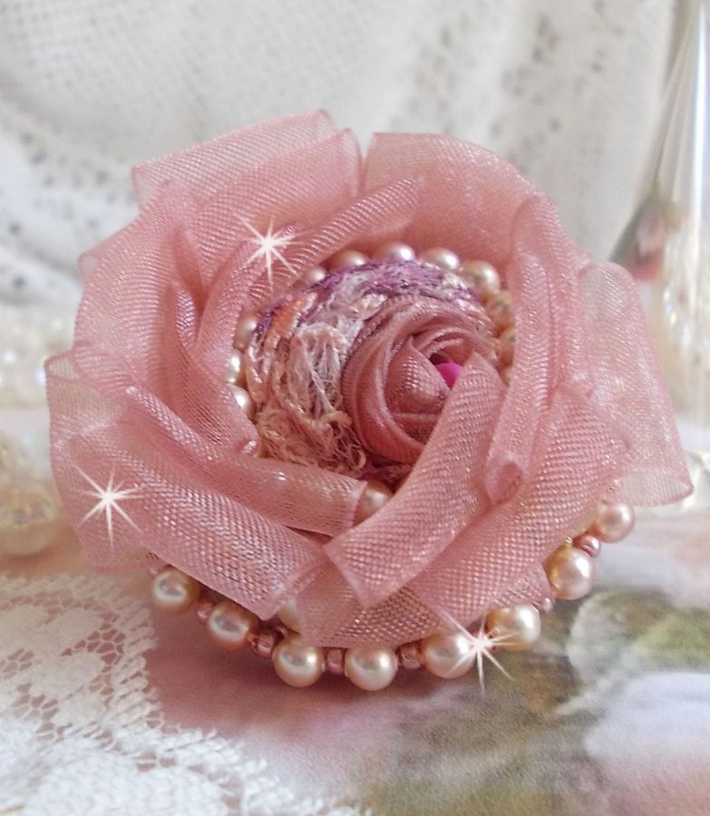 Douceur Poudrée Haute-Couture-ring laget med veldig fine blonder, Old Rose Antique Organza-bånd, Swarovski-krystaller og Miyuki frøperler.