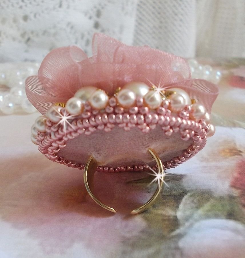 Douceur Poudrée Haute-Couture-ring laget med veldig fine blonder, Old Rose Antique Organza-bånd, Swarovski-krystaller og Miyuki frøperler.